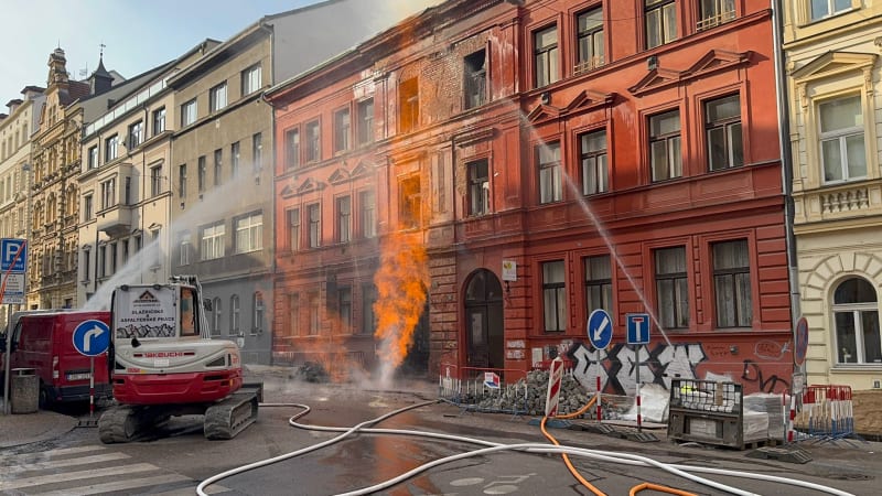 Hoří plynové potrubí v Praze: Hlasité dunění se ozývá celou čtvrtí, popsal svědek z Letné