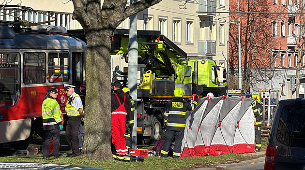 Dívka zemřela při střetu s tramvají, zpod soupravy ji vyprošťovali pomocí jeřábu