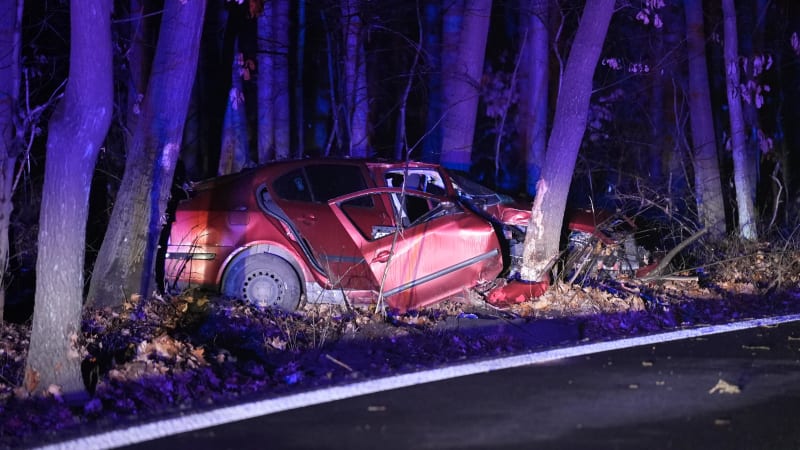 Vážná nehoda na Mladoboleslavsku: Pět zraněných, zasahoval vrtulník