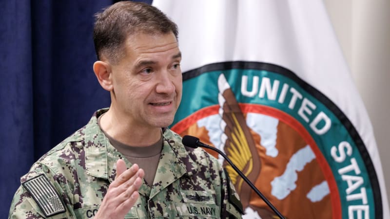 Brilantní stratég a kuloární hráč. Kdo je admirál Cooper, který má pro Trumpa „setnout“ Írán?