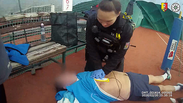 Vnímáš mě? Bojuj! Muž zkolaboval na tenisovém kurtu, oživovali ho i kamarádi