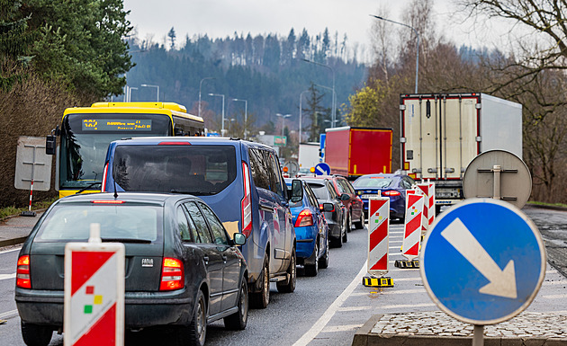 Kvůli stavbě křižovatky se tvořily kolony směrem z Polska. Kamiony kácely značky
