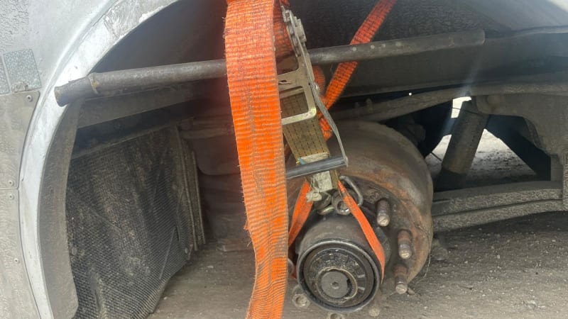 Kamionu chybělo za jízdy kolo, ukazují snímky jihočeské policie. Nápravu řidič přivázal