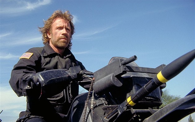 Kopy, údery pěstí a hlavně kamenná tvář. Připomeňte si role Chucka Norrise