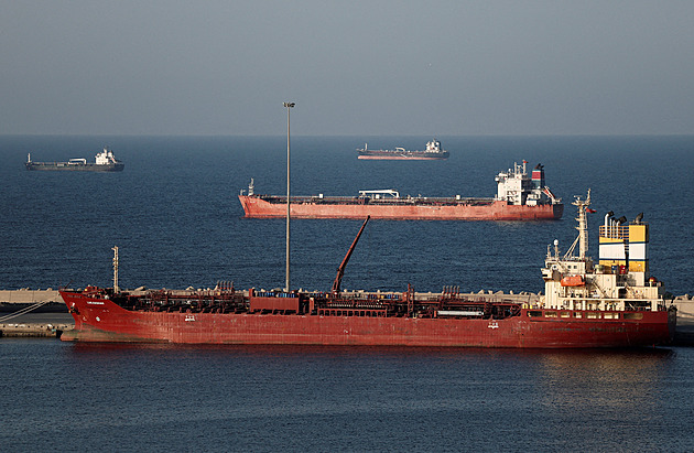 Trump odložil ultimátum, které dal o víkendu Íránu. Cena ropy začala klesat