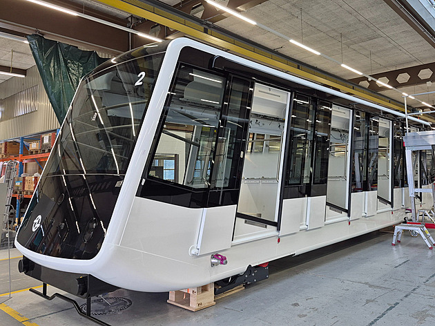 Toto jsou nové vozy pro lanovku na Petřín. Mají prosklený strop a přepraví víc lidí