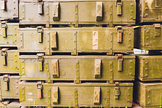 Bez ostnatého drátu a vícepatrový. Znalec dal muničnímu skladu lživý posudek