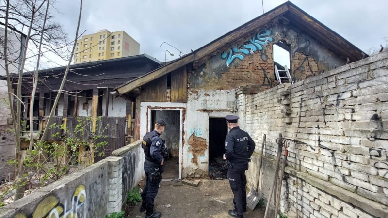 Tragický požár v Praze: Na místě našli ohořelé lidské tělo, zasahují policisté i hasiči