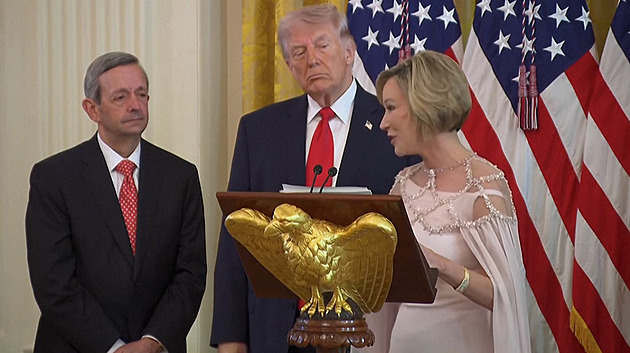 Trump je jako Ježíš, rozplývala se pastorka. Proč Bílý dům video raději stáhl