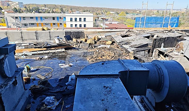 Začal úklid, všude je voda. Úřad Prahy 15 otevře po požáru nejdříve ve středu