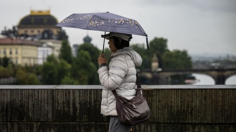 Předpověď hlásí zataženo, déšť a kolem 16 °C. MAPA ukazuje, kde naprší nejvíce