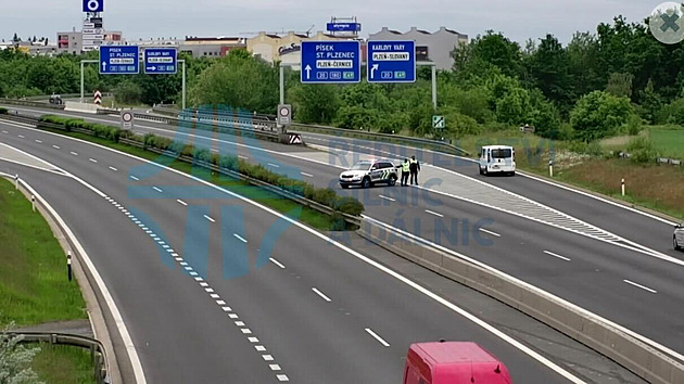 Řidič jel po D5 sedm kilometrů v protisměru, policie po něm pátrá