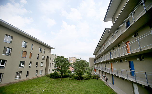 Vypadli i důchodci a samoživitelky. Na podporu bydlení jsou všichni příliš bohatí