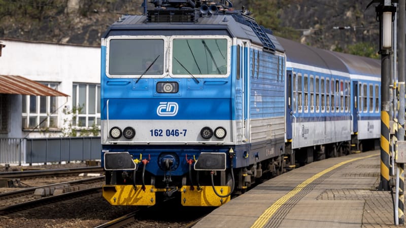 Vlak srazil člověka, ten zemřel. Nejezdí spoje z Holešovic do Roztok, ani směrem na Ústí