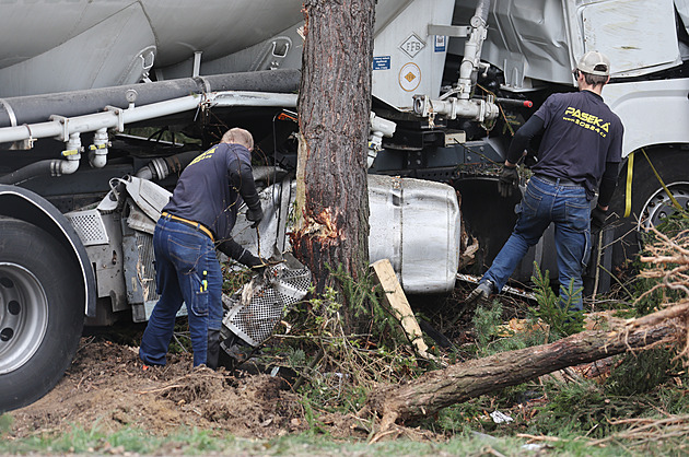 Kamion vyletěl z D1 do lesa, řidič za volantem zřejmě usnul