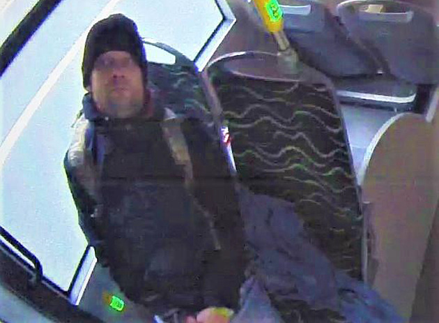 Držel dívku pod krkem a osahával ji. Policie hledá násilníka z vlaku
