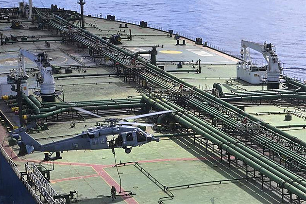 USA se zmocnily dalšího tankeru. Trump chce střílet na lodě rozmisťující miny