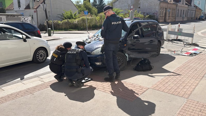 Ujížděl strážníkům, ti mu hrozili střelbou. Snímky ukazují drogy, které měl muž v autě