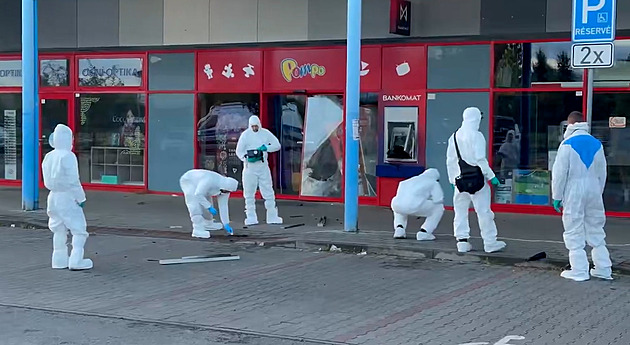 V obchodním centru v Praze 4 někdo odpálil bankomat