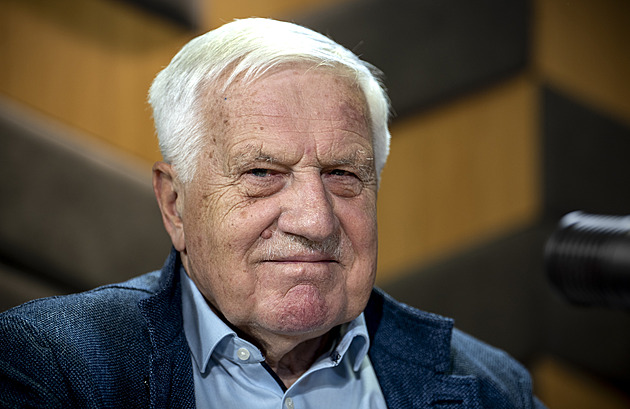 Obracet se na Ústavní soud je žertovné, říká Klaus. Cení si, že vláda jedná s Čínou