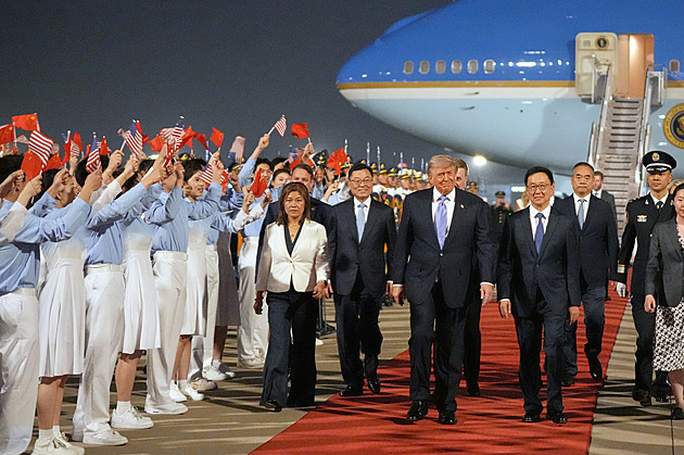 Trump po devíti letech přiletěl do Číny. V Pekingu ho vítala záplava vlaječek