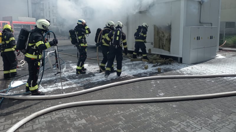 Požár skladu baterií: Nevětrejte, šíří se toxické zplodiny, varují hasiči na Jičínsku