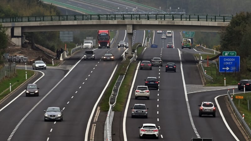 Předjíždět zprava je možné i mimo město. Řidiči si ale výjimky často pletou