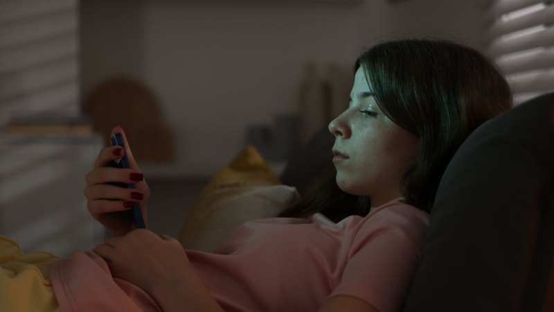 Učitele z Francie usvědčila AI: Myslel, že chatuje se 14letou dívkou. Šlo o streamera