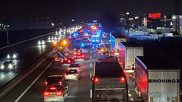Muž sjížděl z dálnice a narazil do zaparkovaného kamionu. Spolujezdec zemřel