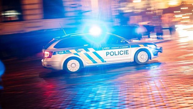 Na D4 spadlo v noci osobní auto z dálničního mostu, řidič zemřel