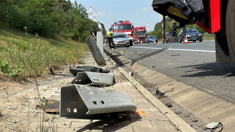 Tragická nehoda na dálnici D11: Motorkář se střetl s náklaďákem, navzdory resuscitaci zemřel
