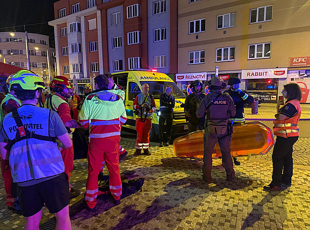 Výstřely, chaos a evakuace. Cvičení v Hradci simulovalo útok v obchodním centru