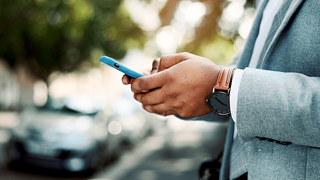 Brusel chce šmírovat mobily kvůli pornu, odpůrci varují před „Velkým bratrem“