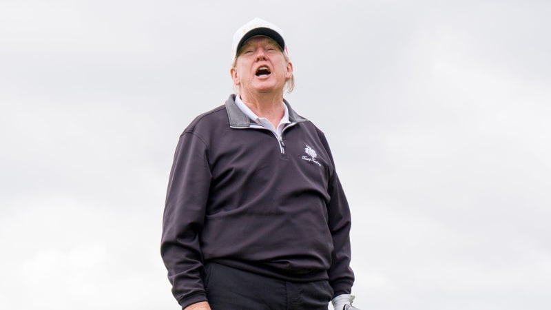 Trump váží už 108 kilo, lékaři mu nařídili zhubnout. Vysvětlili i modré skvrny na jeho rukou