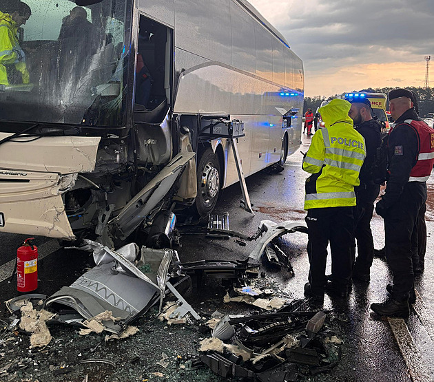 Více než deset lidí se zranilo při srážce auta a autobusu u Boršova nad Vltavou
