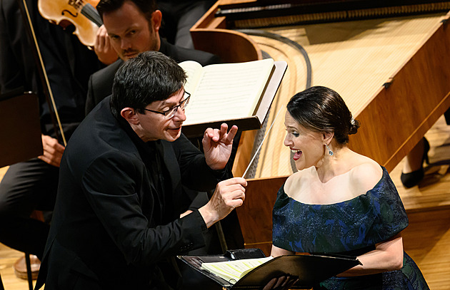 GLOSÁŘ: Telefonát v orchestru, elegán Faust a večírek u Stvořitele