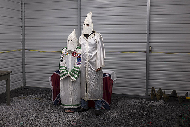 Studenti převlekem za Ku-klux-klan nespáchali trestný čin. Oznámení podal ředitel