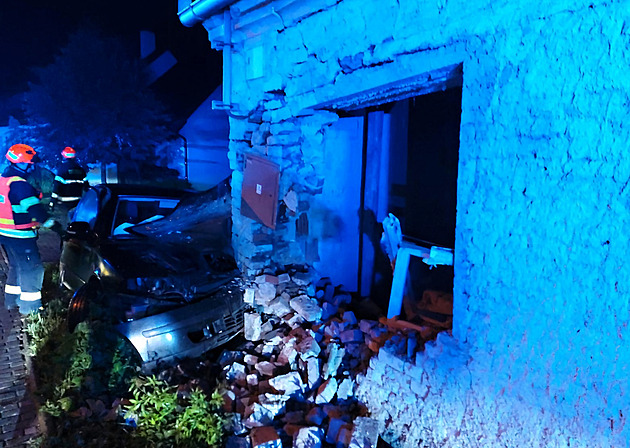 Auto narazilo do neobydleného domu, hasiči kromě řidiče zachraňovali i stavbu
