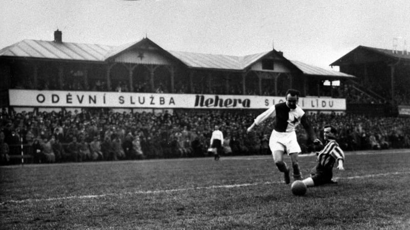 Češi se na stadionech rvali už za Masaryka. Sudí byl mrkev, pršely i vulgarity, říká historik
