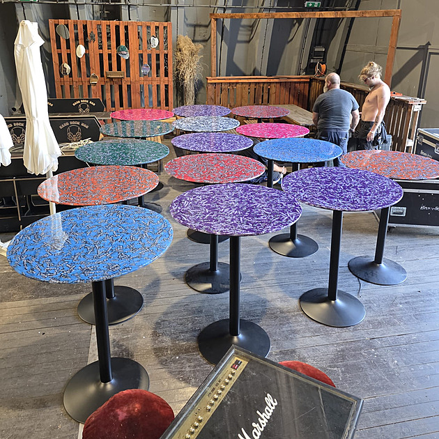 Návrat na Rock for People. Z pásků na ruku jsou designové desky stolů