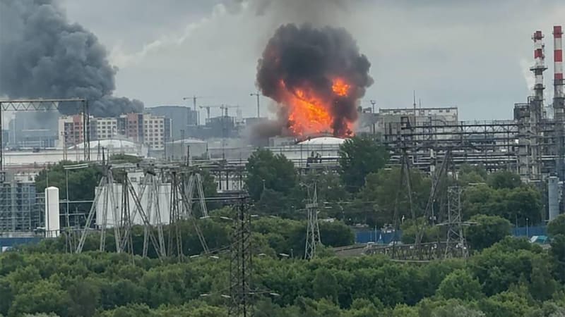 Po ukrajinském úderu odlétla z rafinérie střecha, ukazují záběry. Moskvu halí obří mrak dýmu