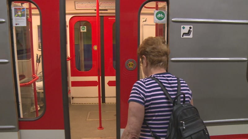 Agresor napadl seniorku v pražském metru. Policie ukázala video a hledá svědky
