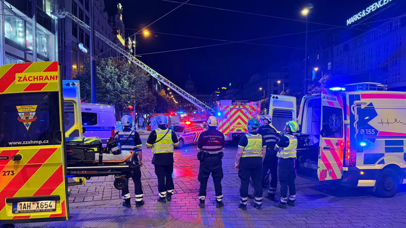 Rozsáhlý požár na Václavském náměstí v Praze: Hasiči evakuovali stovku lidí