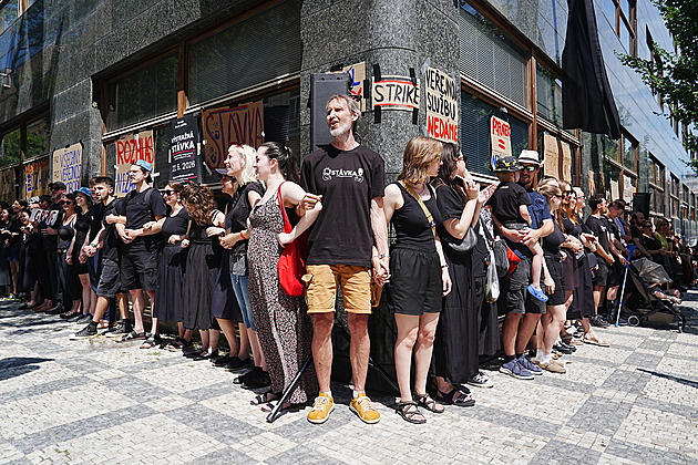 Čapek, Tyranie i minuta ticha. ČT a ČRo protestují proti změně financování