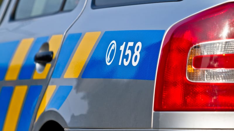 Poplach v Čelákovicích: Muž se střelnou zbraní mířil k učilišti, na místě je zásahová jednotka