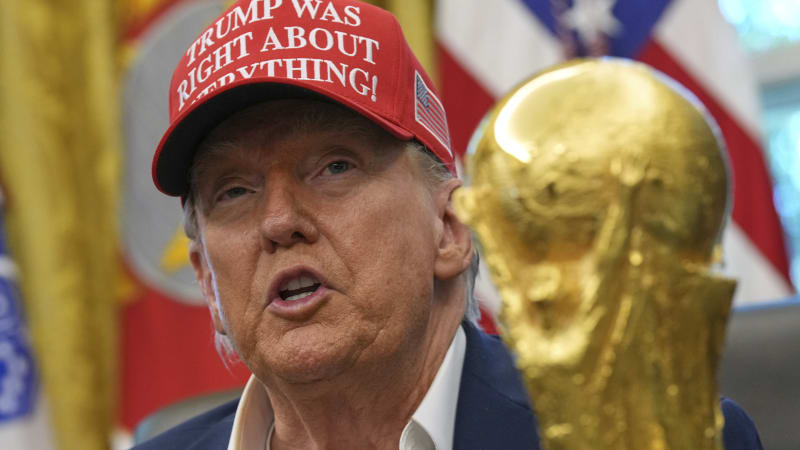 Trapas na závěr MS ve fotbale? Trofej předá Trump. Pozurážel snad všechny účastnické státy