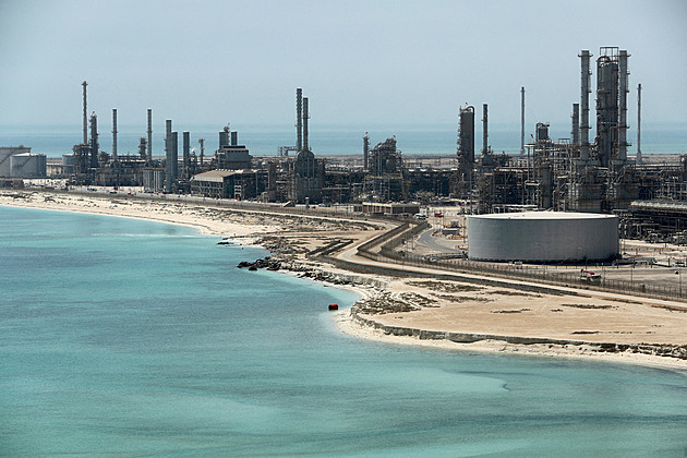 U rafinerie Aramco v Saúdské Arábii havaroval vrtulník, zemřelo 14 lidí