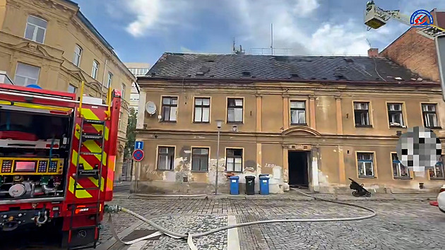 V Liberci hořel dům, evakuovalo se 15 lidí. Záchranáři ošetřili vyčerpané hasiče