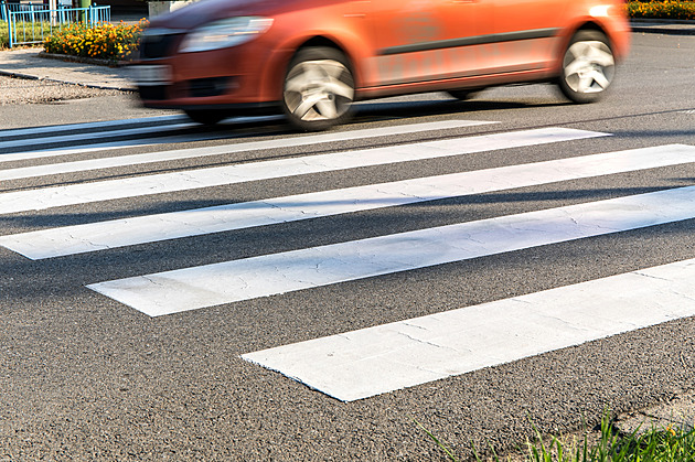 Motorkář ve Frýdku-Místku srazil chodce při předjíždění autobusu. Oba jsou zranění
