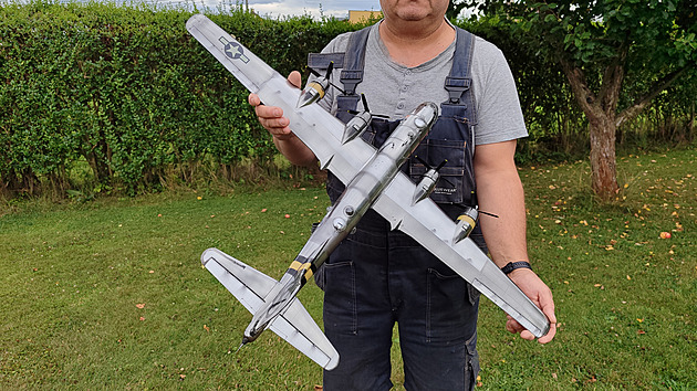 Naleštěná kráska symbolicky zastupuje tichomořské bojiště – Boeing B-29